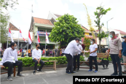 Menko Perekonomian Airlangga Hartarto menyerahkan bantuan BT-PKLW. (Foto: Courtesy/Humas Pemda Yogya)