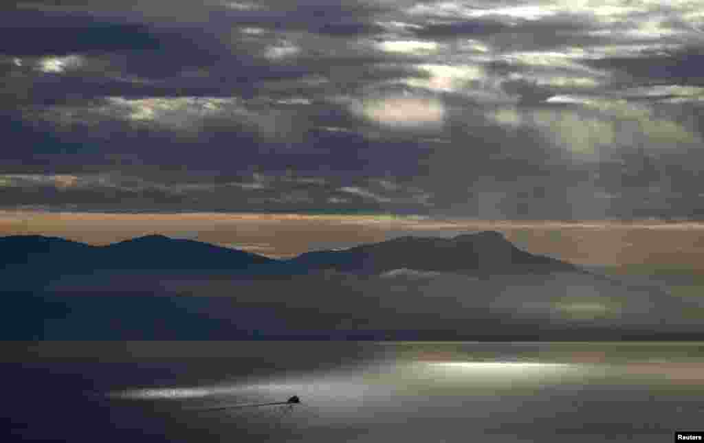스위스 로잔의 제네바 호수 위에 유람선이 떠있다.
