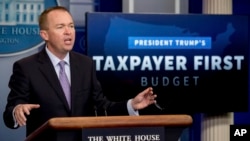 El director del presupuesto de la Casa Blanca, Mick Mulvaney ofreció una conferencia de prensa en la que defendió la propuesta presupuestaria la cual piensa en “los contribuyentes primero”.