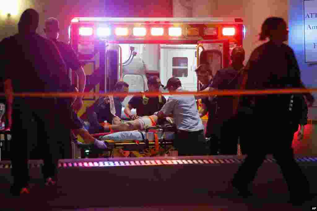 تیراندازی به سوی پلیس در دالاس تگزاس توسط تک&zwnj;تیراندازها. یک شهروند عادی نیز زخمی شده است.
