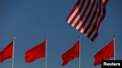 '관세폭탄'을 주고 받으며 무역 분쟁을 벌이던 미국과 중국이 이달 말 협상을 재개하기로 했다. 