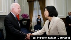 2016年6月5日台灣總統蔡英文歡迎美國會參議員麥凱恩到訪台北。（照片來自蔡英文推特）