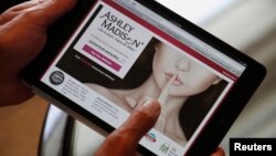 Penggagas situs Ashley Madison, Noel Biderman, memperagakan situsnya dengan komputer tablet dalam sebuah wawancara di Hong Kong, 28 Agustus 2013 (Foto: dok).