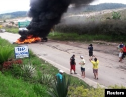 Los brasileños queman neumáticos mientras bloquean una carretera cerca de la frontera con Venezuela en el punto de control fronterizo de Pacaraima, estado de Roraima, Brasil, el 18 de agosto de 2018. Fotografía tomada el 18 de agosto de 2018.