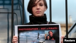 Wife of photojournalist Denis Sinyakov, Alina, protests at headquarters of Russian Investigative Committee, Moscow, Sept. 26, 2013.