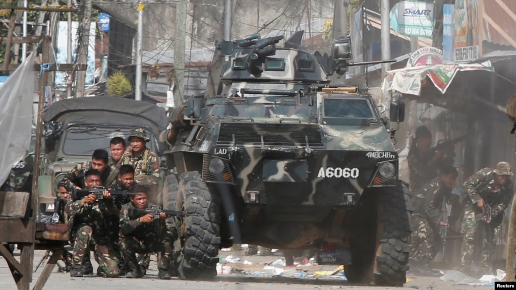 FILE - Government soldiers take cover during a firefight with Muslim rebels from the Moro National Liberation Front (MNLF) in Zamboanga city in southern Philippines September 12, 2013.