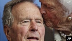 El ex presidente Bush y su señora Barbara hace algunos meses. 