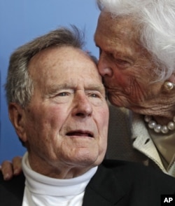 Vợ chồng Bush trong một tấm hình chụp năm 2012