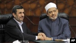 Tổng thống Iran Mahmoud Ahmadinejad bắt tay với đại giáo sĩ Hồi giáo Sunni Sheikh Ahmed al-Tayeb tại Cairo, ngày 5/2/2013. Vị giáo sĩ này đã trấn an ông Ahmadinejad rằng Ai Cập sẽ đứng về phía Iran.