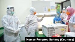 Gubernur Sulawesi Tengah Longki Djanggola (berpakaian APD lengkap) meninjau kesiapan Laboratorium Kesehatan Pemda Sulawesi Tengah yang mulai Senin (4/5) sudah dapat memeriksa sampel swab test dengan RT-PCR. (Foto: Courtesy/Humas Pemprov Sulteng)