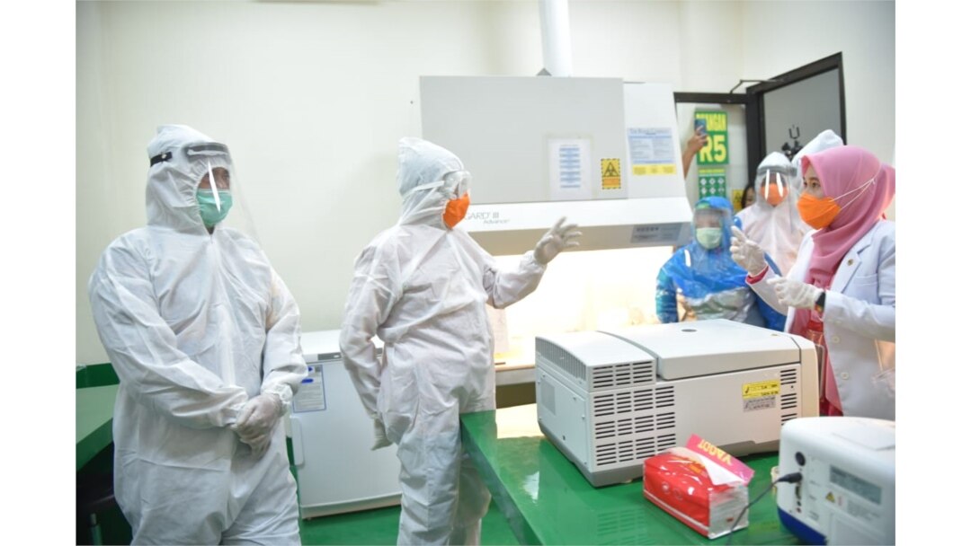 Gubernur Sulawesi Tengah Longki Djanggola (berpakaian APD lengkap) meninjau kesiapan Laboratorium Kesehatan Pemda Sulawesi Tengah yang mulai Senin (4/5) sudah dapat memeriksa sampel swab test dengan RT-PCR. (Foto: Courtesy/Humas Pemprov Sulteng)