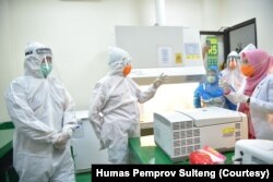 Gubernur Sulawesi Tengah Longki Djanggola (berpakaian APD lengkap) meninjau kesiapan Laboratorium Kesehatan Pemda Sulawesi Tengah yang mulai Senin (4/5) sudah dapat memeriksa sampel swab test dengan RT-PCR. (Foto: Courtesy/Humas Pemprov Sulteng)