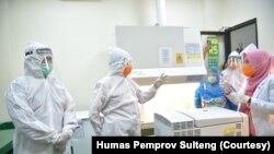 Gubernur Sulawesi Tengah Longki Djanggola (berpakaian APD lengkap) meninjau kesiapan Laboratorium Kesehatan Pemda Sulawesi Tengah yang mulai Senin (4/5) sudah dapat memeriksa sampel swab test dengan RT-PCR. (Foto: Courtesy/Humas Pemprov Sulteng)