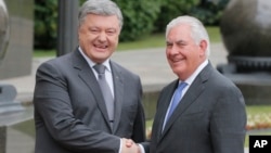 Tổng thống Ukraine (trái) đón tiếp Ngoại trưởng Mỹ Rex Tillerson, 9/7/2017. 