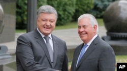 Presidente ucraniano Petro Poroshenko (à esquerda) e o secretário de estado americano Rex Tillerson.
