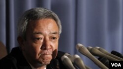 Menteri Rekonstruksi Jepang yang baru diangkat, Ryu Matsumoto saat mengumumkan pengunduran diri (5/7).