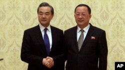 왕이 중국 외교부장과 리용호 북한 외무상이 지난해 5월 평양에서 회담했다.