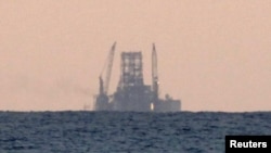 Ploveći naftni tornjevi su čitava ostrva sa ogromnom opremom za eksploataciju nafte iz podmorskih nalazišta