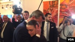 Capres sayap kanan Norbert Hofer memeluk anaknya setelah kalah dalam pemilu di Austria, Minggu, 4 Desember 2016.