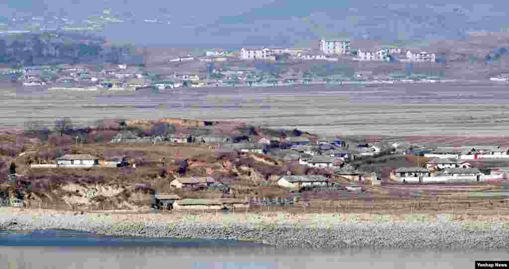 28일 한국의 강화군 평화전망대에서 바라본 북한 개풍군 일대 마을 전경.
