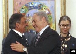 Leon Panetta numa cordial saudação com o primeiro-ministro israelita Benjamin Netanyahu