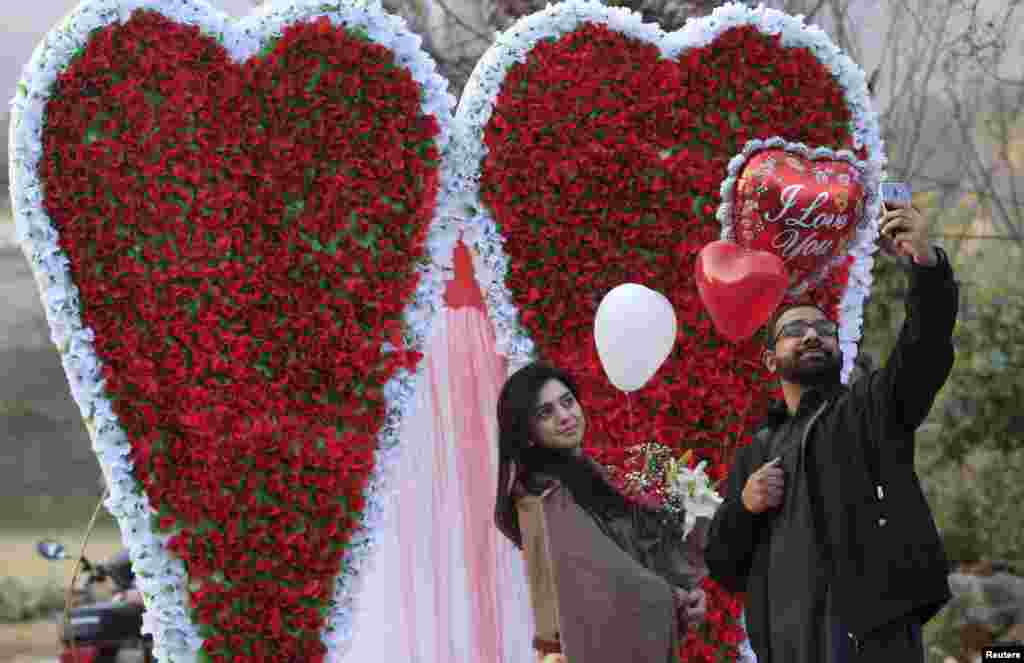 این زوج در پاکستان بدون اشاره به ممنوعیت ولنتاین، عکسی با هم می گیرند.