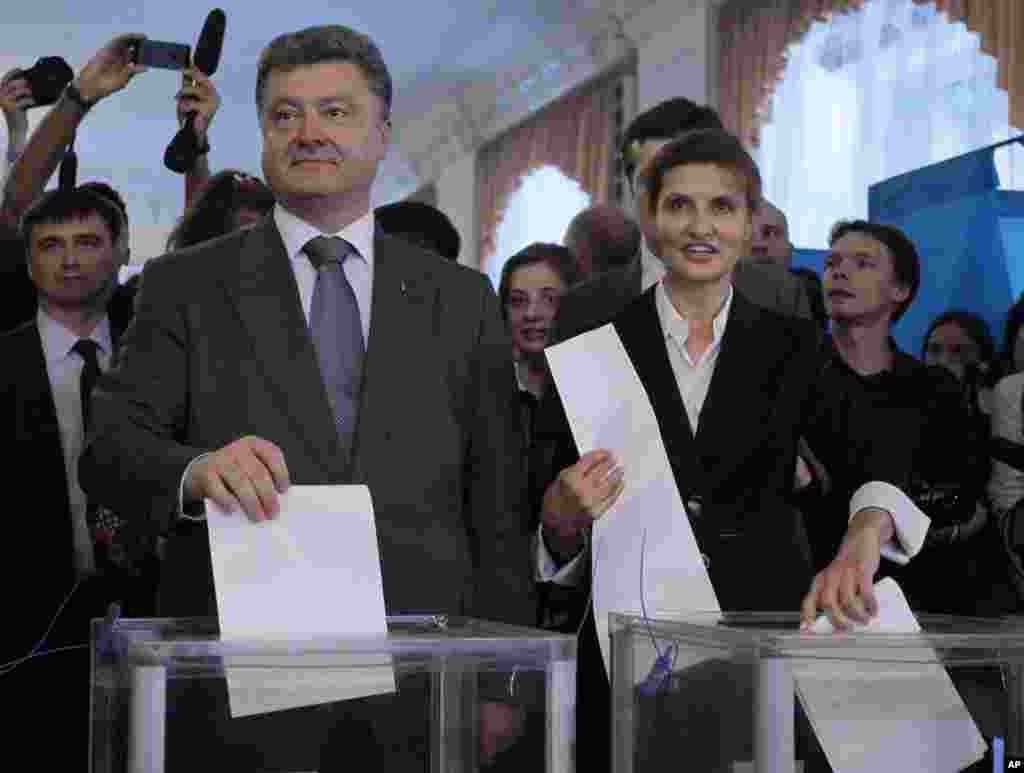 Presidential candidate Petro Poroshenko, left, and his wife Maria, right, cast their ballots at a polling station&nbsp; in Kyiv.