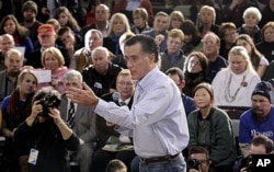 Mitt Romney parle à un groupe de partisans à Manchester, New Hampshire (4 janvier 2012)