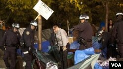 Un equipo de policías forzaron a cientos de manifestantes a evacuar el parque Zuccotti de Nueva York.