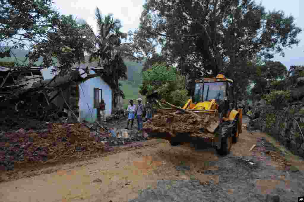 دارالحکومت کولمبو سے 192 کلومیٹر کے فاصلے پر ہلڈم ملا نامی گاؤں میں شدید بارشوں کی وجہ سے مٹی سرکنے سے یہ حادثہ ہوا۔ 