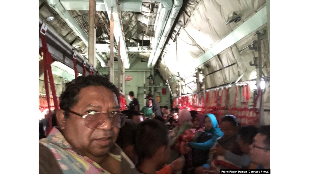 Mantan Direktur VOA Frans Padak Demon Minggu sore (30/9) ikut dievakusi ke Jakarta dengan pesawat Hercules TNI. Ia terpaksa berdiri selama lebih dari lima jam penerbangan Palu-Jakarta karena keterbatasan kursi.
