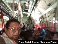Mantan Direktur VOA Frans Padak Demon Minggu sore (30/9) ikut dievakusi ke Jakarta dengan pesawat Hercules TNI. Ia terpaksa berdiri selama lebih dari lima jam penerbangan Palu-Jakarta karena keterbatasan kursi.