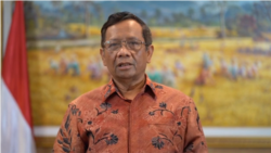 Menko Polhukam Mahfud MD saat memberikan keterangan pers tentang pembunuhan warga Sigi, Sulawesi Selatan pada Minggu (29/11/2020). (Foto: VOA/Sasmito Madrim)