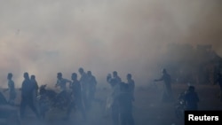 以色列部隊在加沙地帶向抗議的巴勒斯坦人投放催淚瓦斯(2018年7月13日)