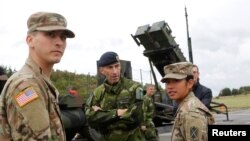 Supreme Commander of the Swedish Armed Forces, Micael Byden, talks with U.S. soldiers during the joint NATO exercise 'Aurora 17' at Save airfield in Goteborg, Sweden Sept. 13, 2017.