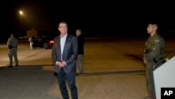 Menteri Pertahanan AS Ash Carter sebelum menaiki pesawatnya menuju Tel Aviv, Israel, Minggu pagi, 19 Juli 2015 di pangkalan udara militer Andrews, Maryland.