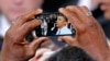Uno de los asistentes al discurso del presidente Barack Obama en Phoenix, capta una imagen del mandatario tras el evento.