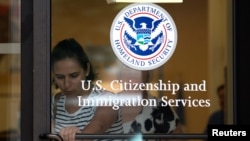 U.S. Citizenship and Immigration Services (USCIS), badan yang memproses visa, permintaan suaka, naturalisasi dan aplikasi lainnya, melaporkan penurunan tajam pendapatan awal tahun ini disebabkan oleh pandemi virus corona. (Foto: ilustrasi).