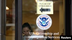 Una mujer sale de las oficinas del Servicio de Ciudadanía e Inmigración de EE.UU. en Nueva York. Foto de archivo.