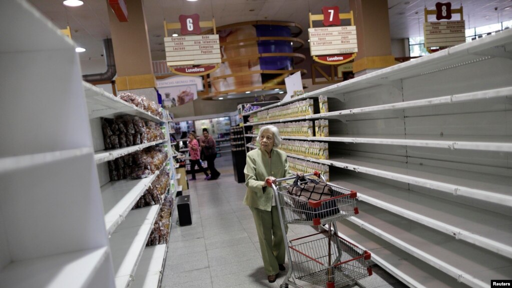 Archivo. Los estates de los supermercados en Venezuela se ven vacÃ­os. 25 de julio de 2017.