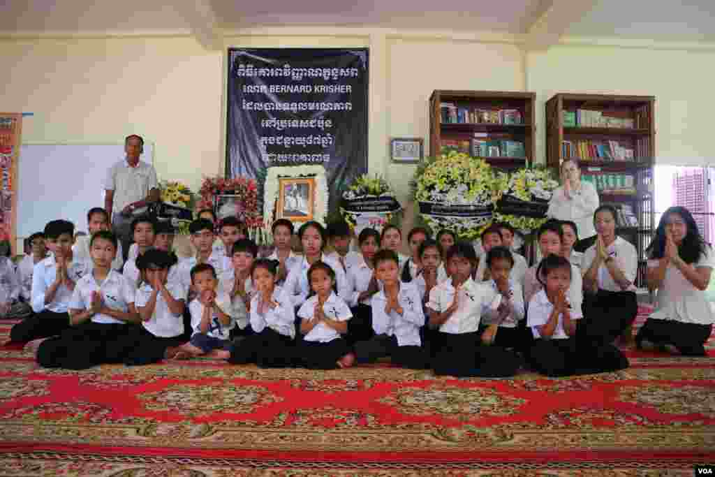 កុមារក្នុងមណ្ឌលកុមារកំព្រា ដែលជាមណ្ឌលបង្កើតដោយលោក Bernard Krisher ស្ថាបនិកកាសែត ដឹ ខេមបូឌាដេលី កំពុងបង្ហាញការគោរពចំពោះវិញ្ញាណក្ខន្ធរបស់លោក Bernard Krisher ក្នុងខណ្ឌច្បារអំពៅ រាជធានីភ្នំពេញ នាថ្ងៃទី១៩ ខែមីនា ឆ្នាំ២០១៩។ (កាន់ វិច្ឆិកា/VOA)
