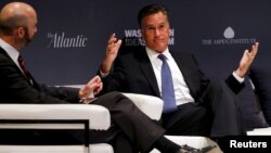 Mitt Romney (derecha) lidera el movimiento en contra de Trump.