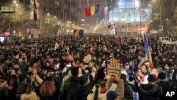 Demomsntranti u protestu protiv promjene poreza i pravosudnih zakona ispunuli su glavni bulevar u Bukureštu, Rumunija, 26. novembra 2017.