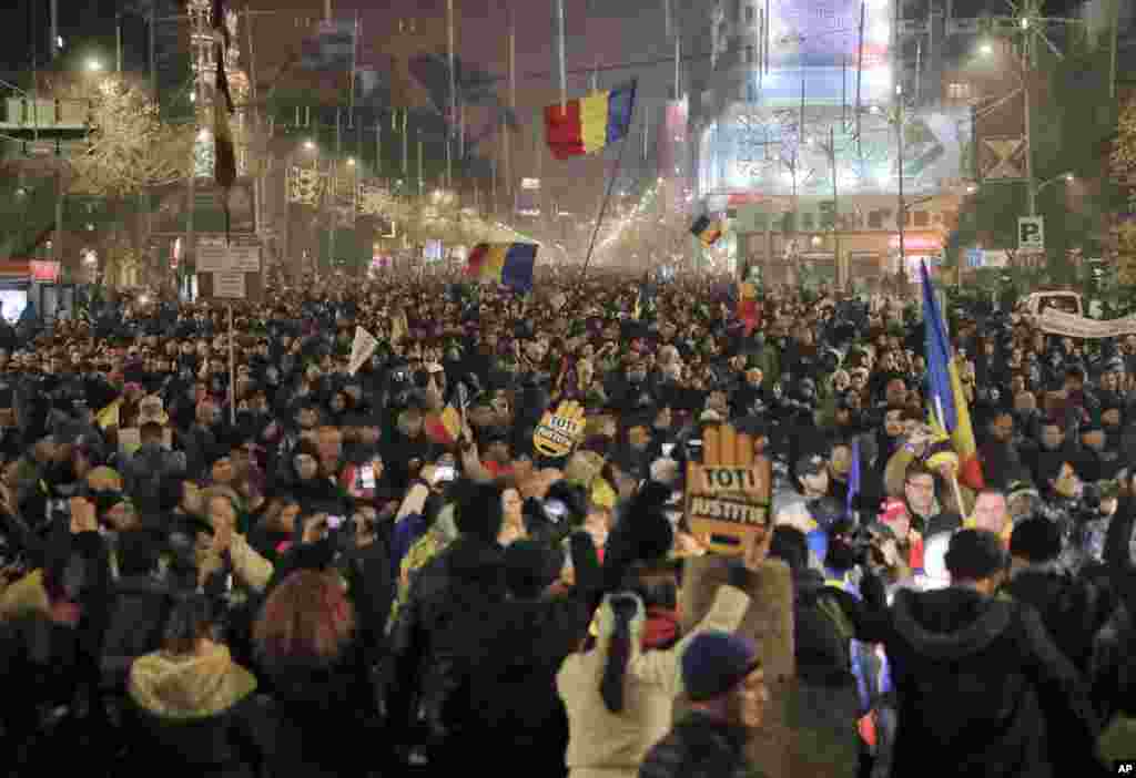 مردم عصبانی رومانی در اعتراض به افزایش مالیات ها به خیابان آمدند.