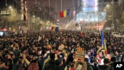 Para demonstran turun ke jalan utama memprotes perubahan pajak dan sistem peradilan di Bucharest, Romania, 26 November 2017.