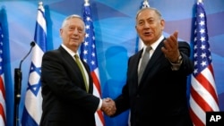 Israeli Prime Minister Benjamin Netanyahu , right, welcomes U.S. Defense Secretary James Mattis in his offices in Jerusalem, April 21, 2017.