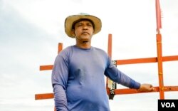 Les Kert navigates his fishing boat in Teuk Chhou district of Kampot province, on October 3, 2021. (Lors Liblib/VOA Khmer)