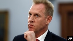 Pjs Menhan Patrick Shanahan menyimak, Rabu, 1 Mei 2019 selama sidang dengar anggaran subkomite Apropriasi di Capitol Hill di Washington, D.C. (foto: AP Photo/Jacquelyn Martin)