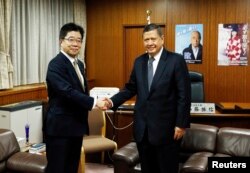 日本の加藤勝信拉致問題担当大臣（左）は、1月に東京を訪れたマルズキ・ダルスマン国連北朝鮮人権特別報告者（当時）と会談した。