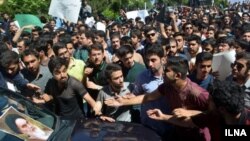 تجمع مخالفان و موافقان حضور هاشمی در دانشگاه امیرکبیر مقابل خودروی او